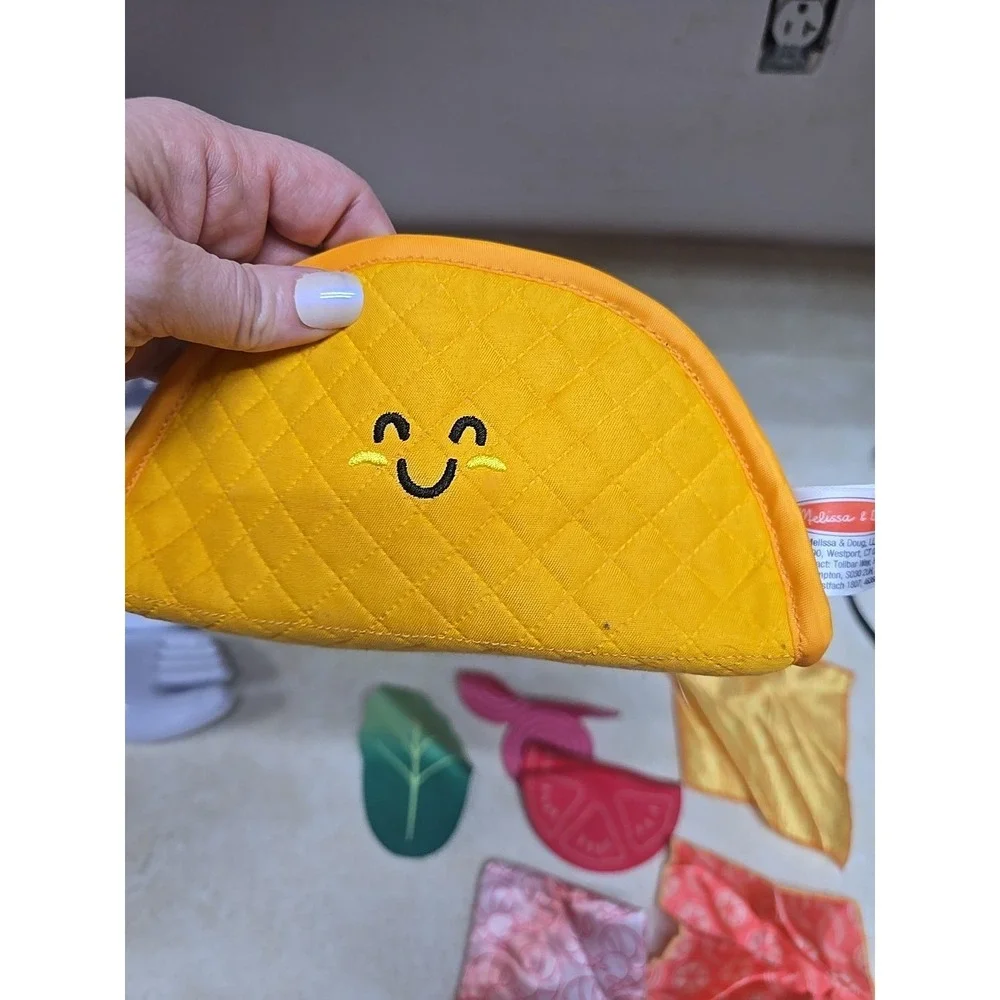 Melissa & Doug Multi-Sensory Soft Taco Fill & Spill Travel Infant Toddlers Toy‎